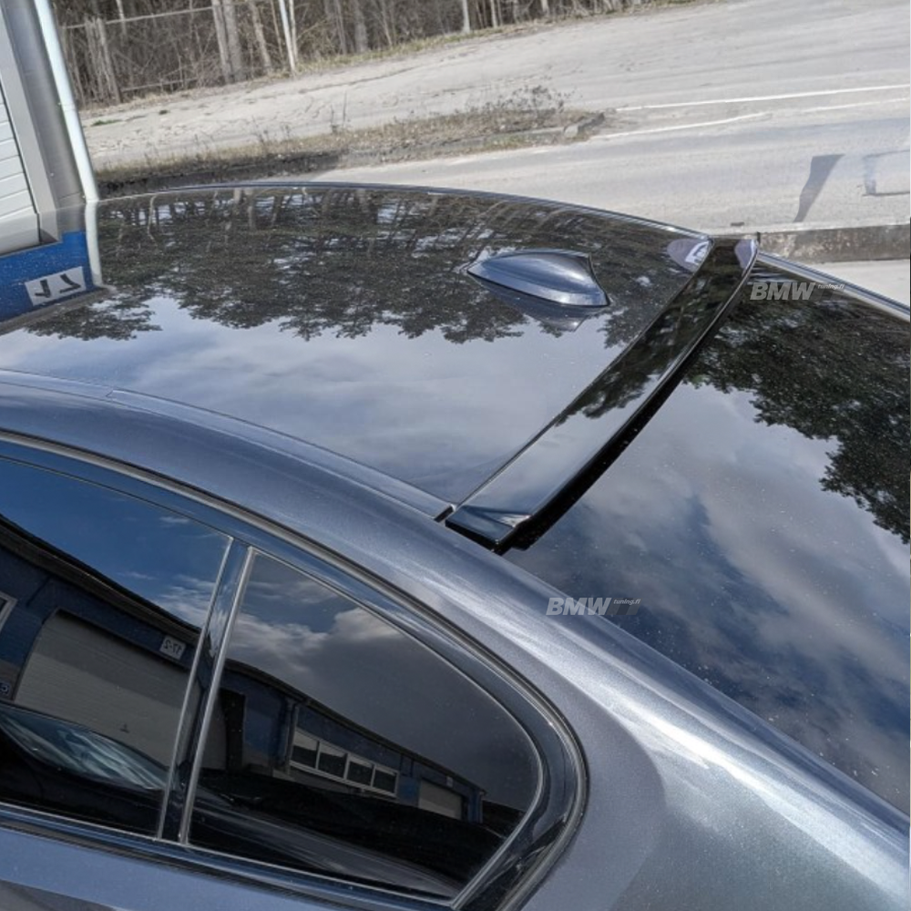 BMW F10, Takalasin spoileri kiiltävän
musta