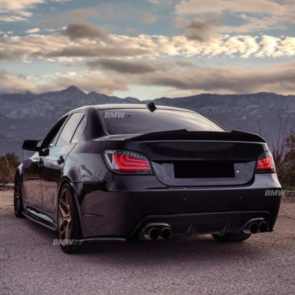 BMW E60 PSM-Look kiiltävän musta takaspoileri