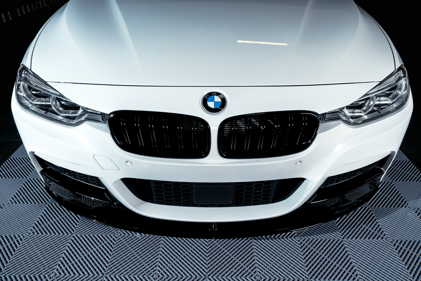 BMW F30 F31 M-performance etupuskurin lippa kiiltävän musta