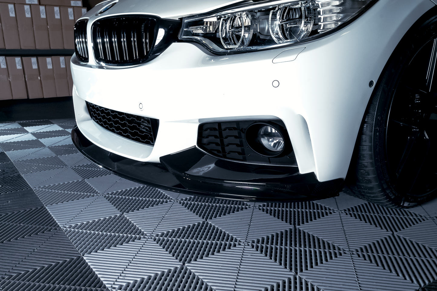 BMW F32 F33 F36, M-Performance etupuskurin lippa kiiltävän musta