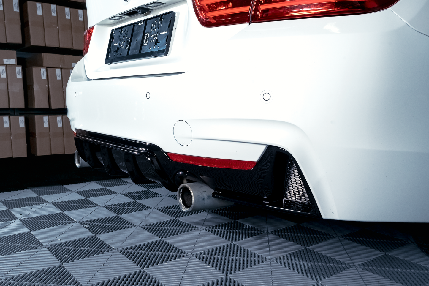 BMW F32 F33 F36 M-Performance kiiltävän musta takapuskurin diffusori yhdelle putkenpäälle vasemmalla ja oikealla