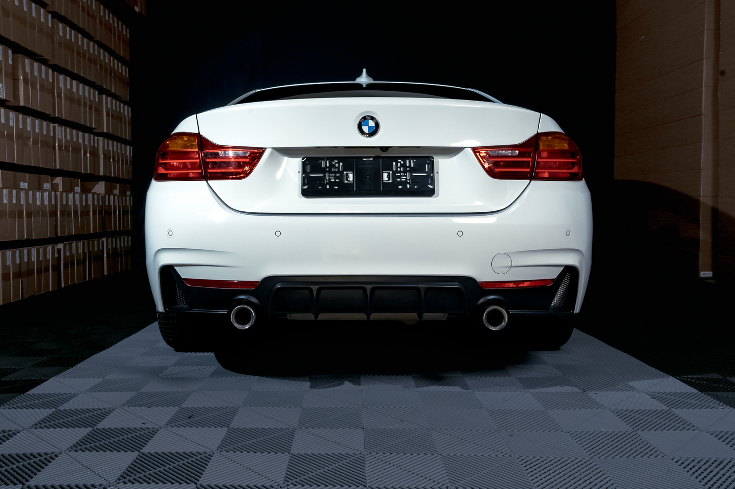 BMW F32 F33 F36 M-Performance matta musta takapuskurin diffuusori tuplaulostulolla