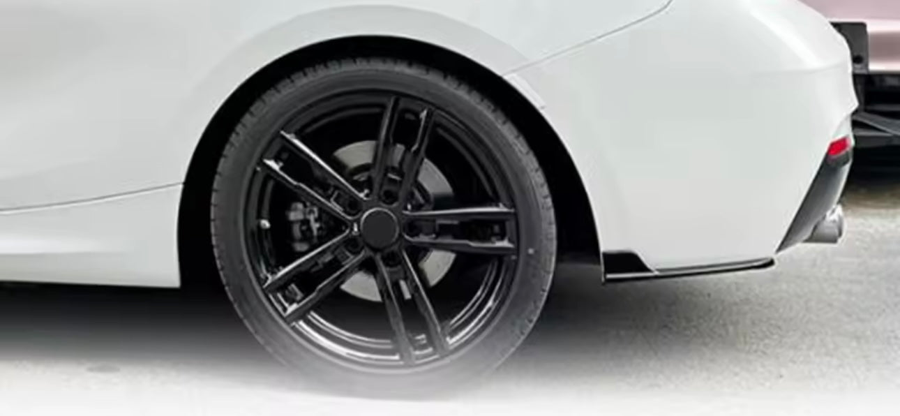 BMW F22 F23, Takapuskurin kiiltävän
mustat lisäpalat, kulmasplitterit