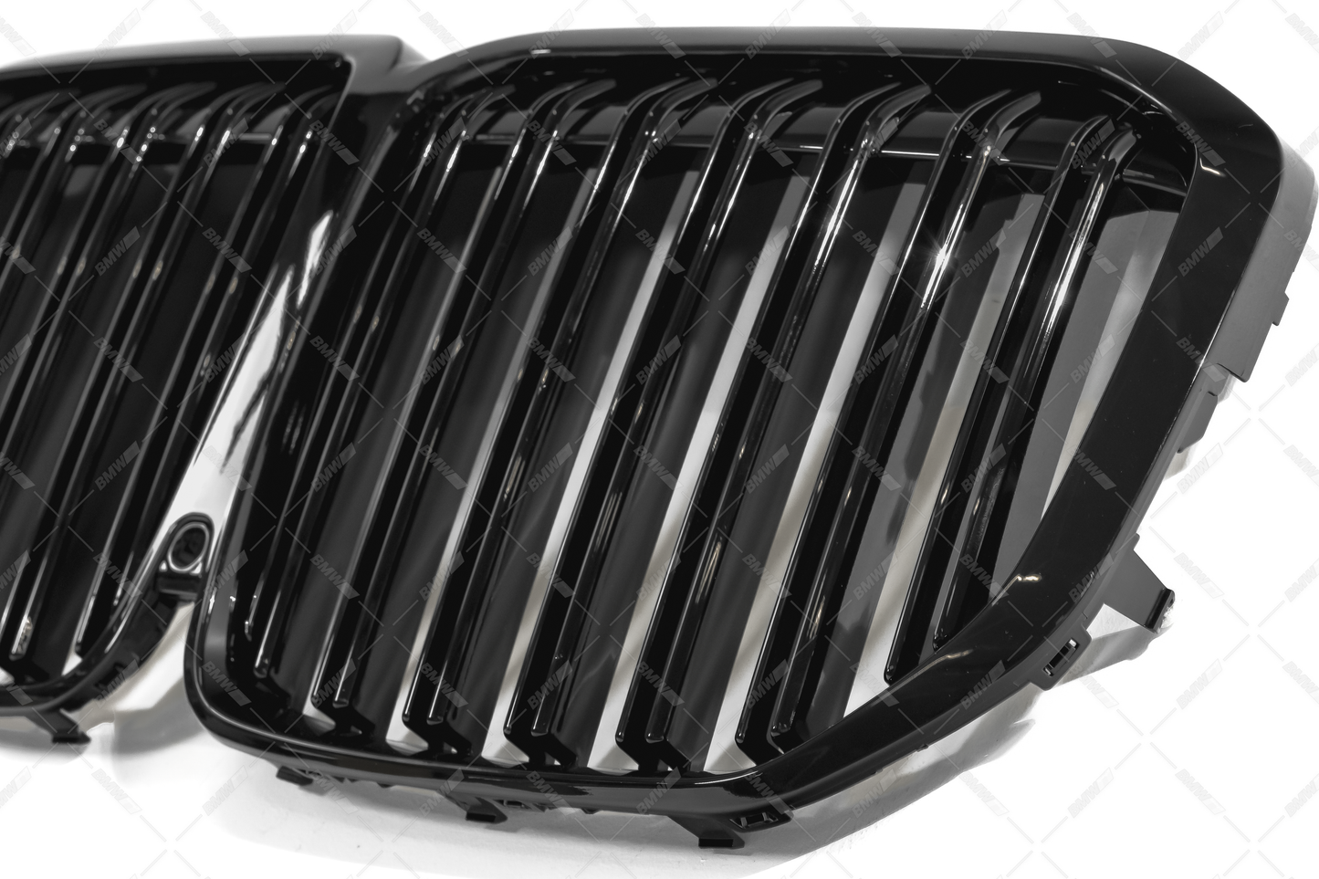 BMW G07 X7, Kiiltävän mustat M-look munuaiset