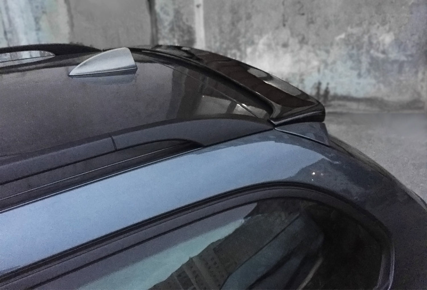 BMW E61 H-Style kiiltävän musta takaspoileri