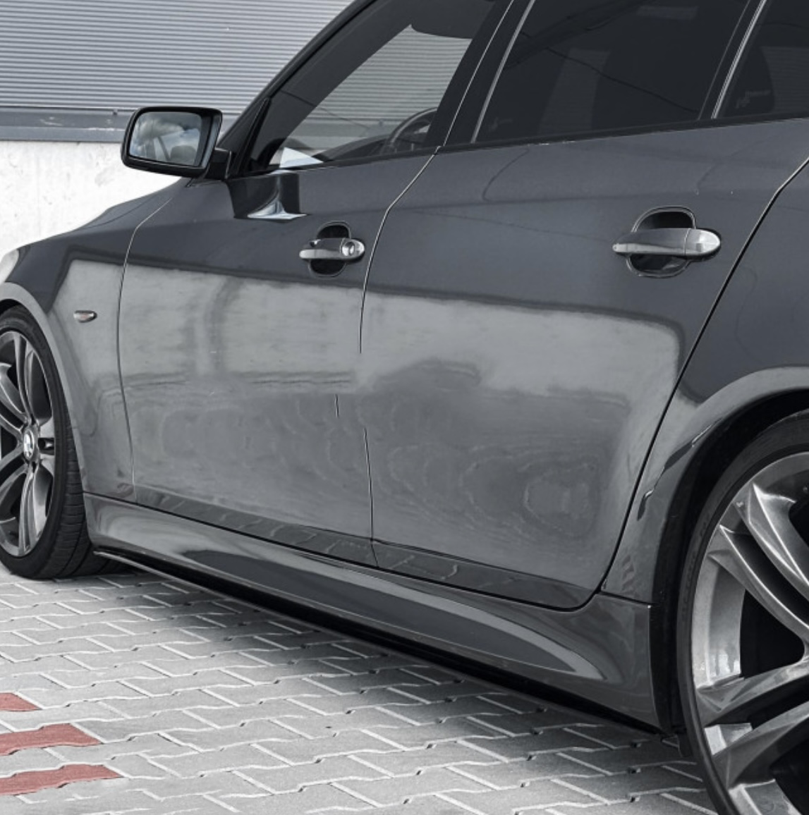 BMW E60/E61, helmojen lisäosat kiiltävän mustat