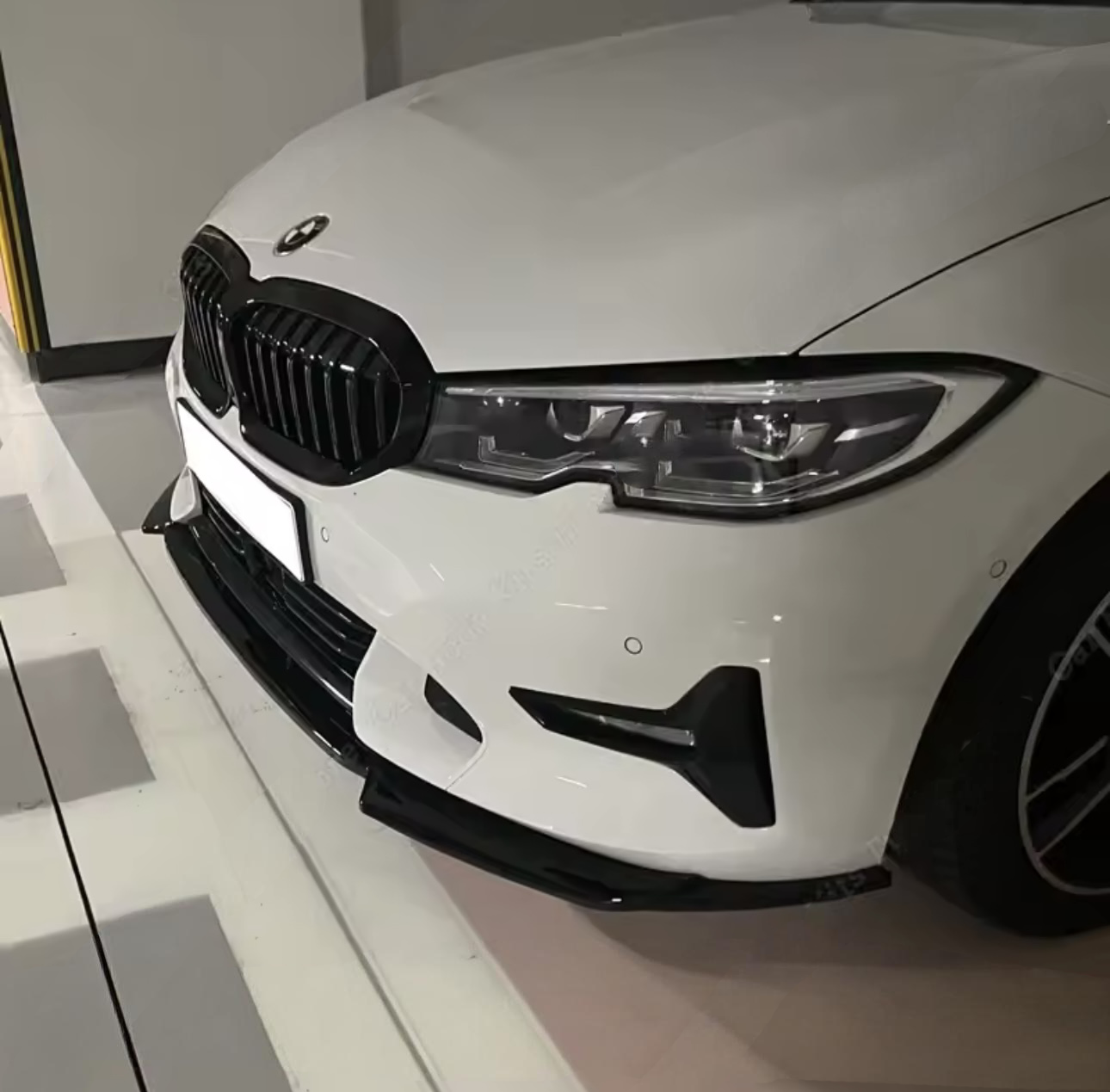 BMW G20 G21, kiiltävän musta etuspoileri vakio etupuskuriin