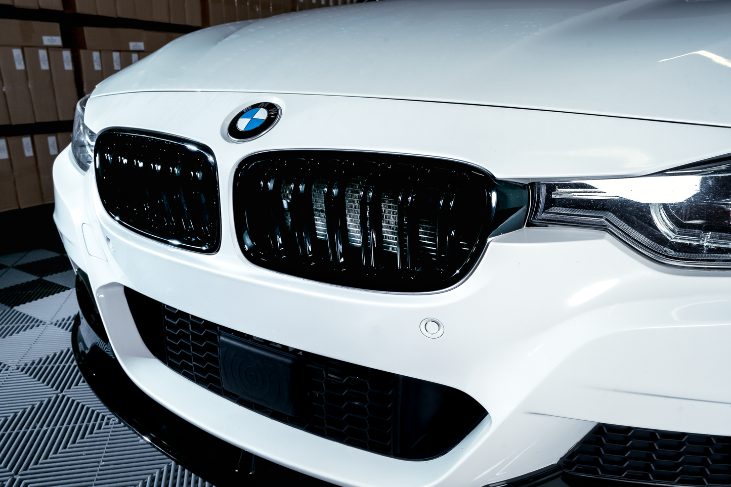 BMW F30 F31, M-look kiiltävän mustat munuaiset