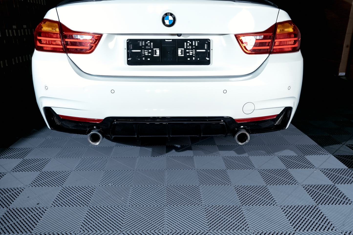 BMW F32 F33 F36 M-Performance kiiltävän musta takapuskurin diffusori yhdelle putkenpäälle vasemmalla ja oikealla