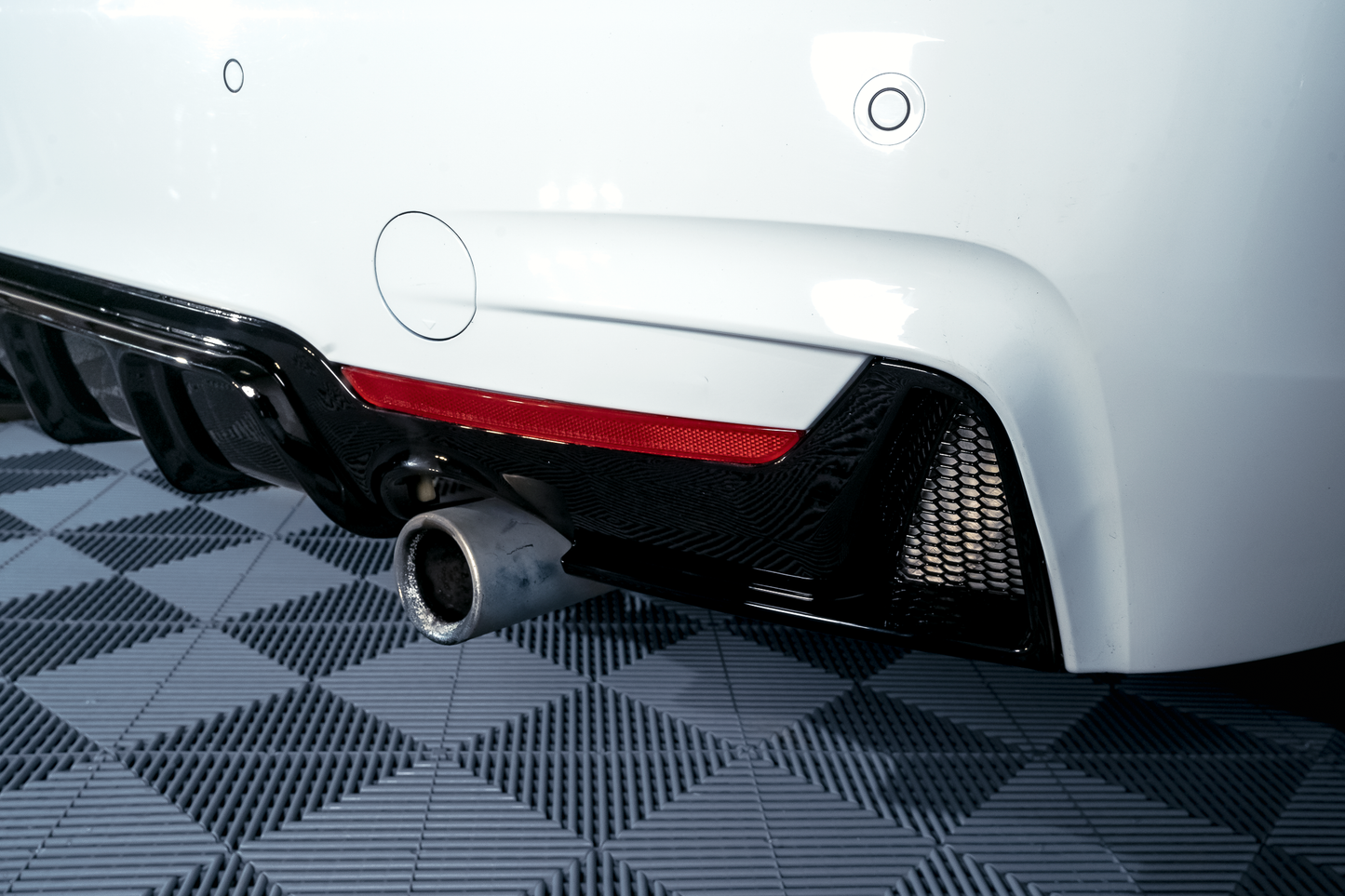 BMW F32 F33 F36 M-Performance kiiltävän musta takapuskurin diffusori yhdelle putkenpäälle vasemmalla ja oikealla