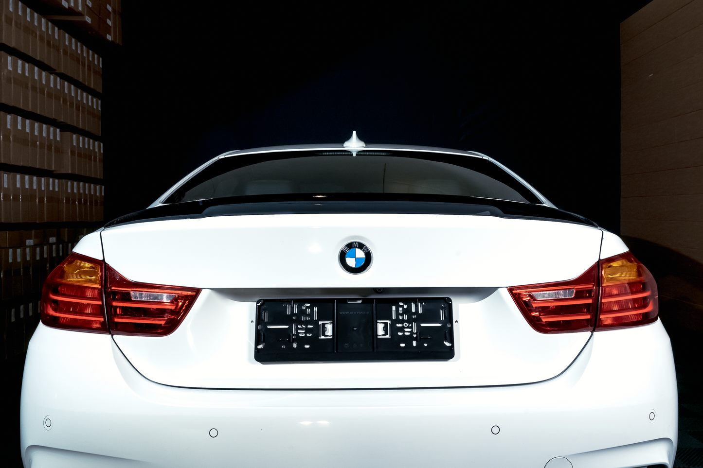 BMW F32, M-Performance look takaspoileri kiiltävän mustana