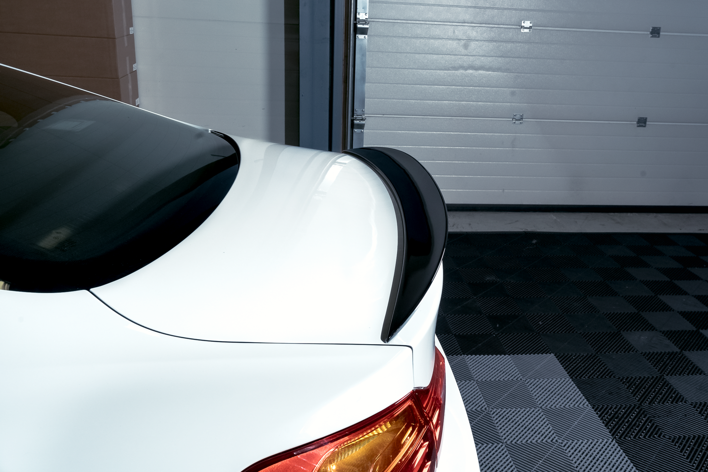 BMW F32, M-Performance look takaspoileri kiiltävän mustana