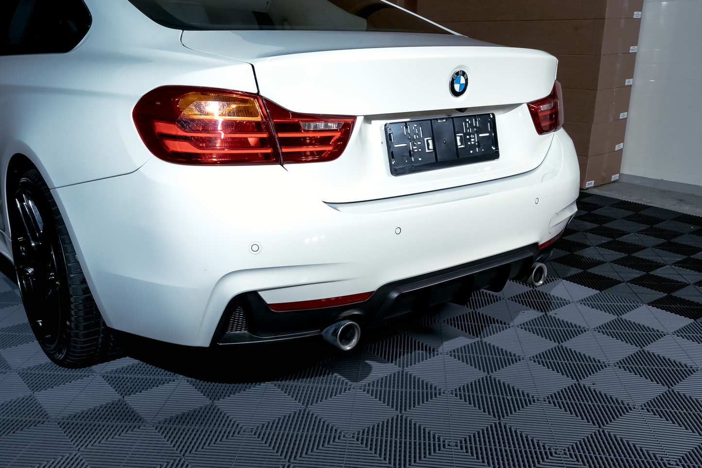 BMW F32 F33 F36 M-Performance matta musta takapuskurin diffuusori tuplaulostulolla