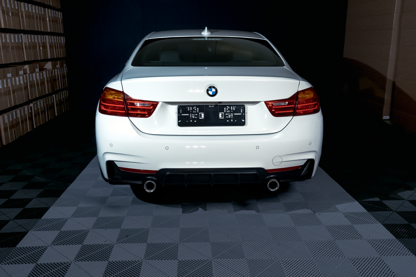 BMW F32 F33 F36 M-Performance matta musta takapuskurin diffuusori tuplaulostulolla