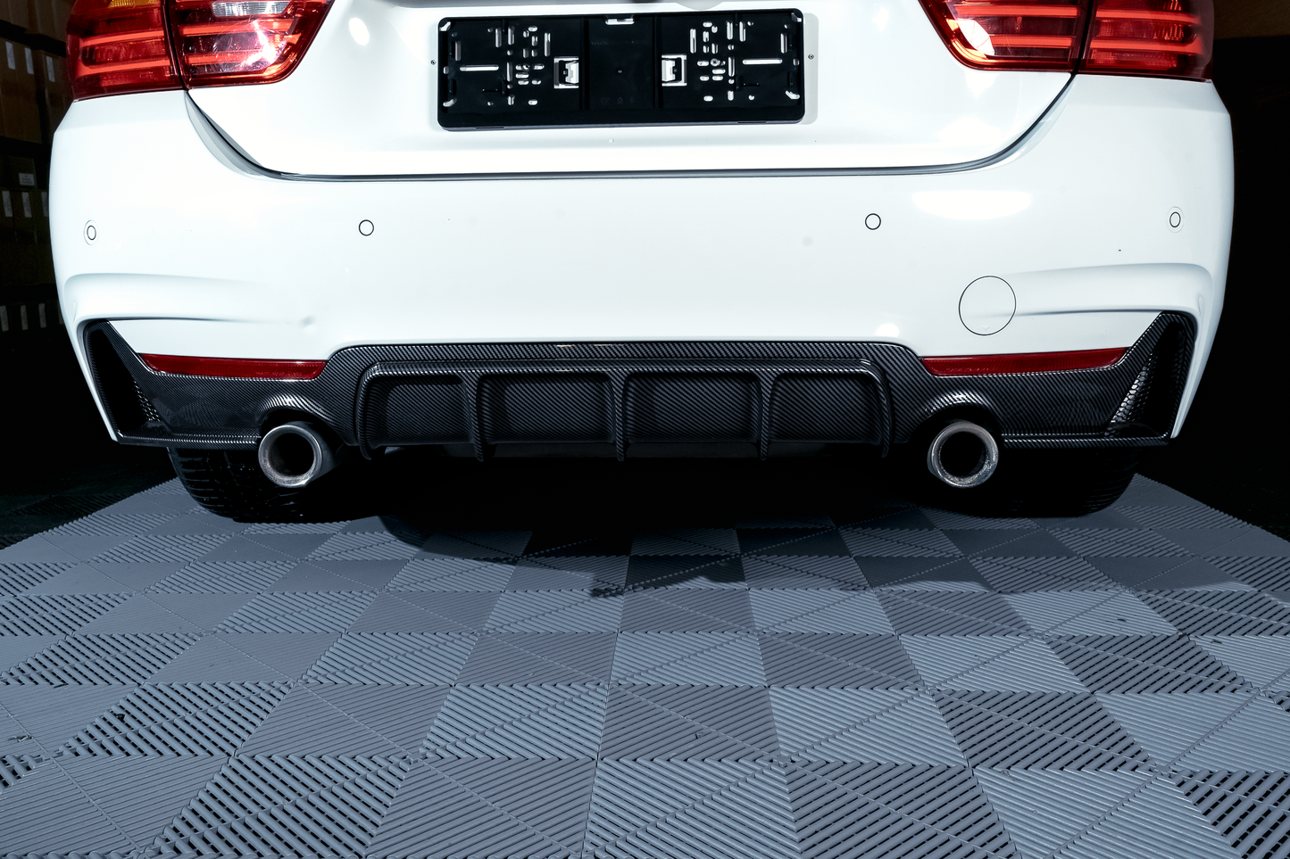 BMW F32 F33 F36 M-Performance carbon look takapuskurin diffusori yhdelle putkenpäälle vasemmalla ja oikealla