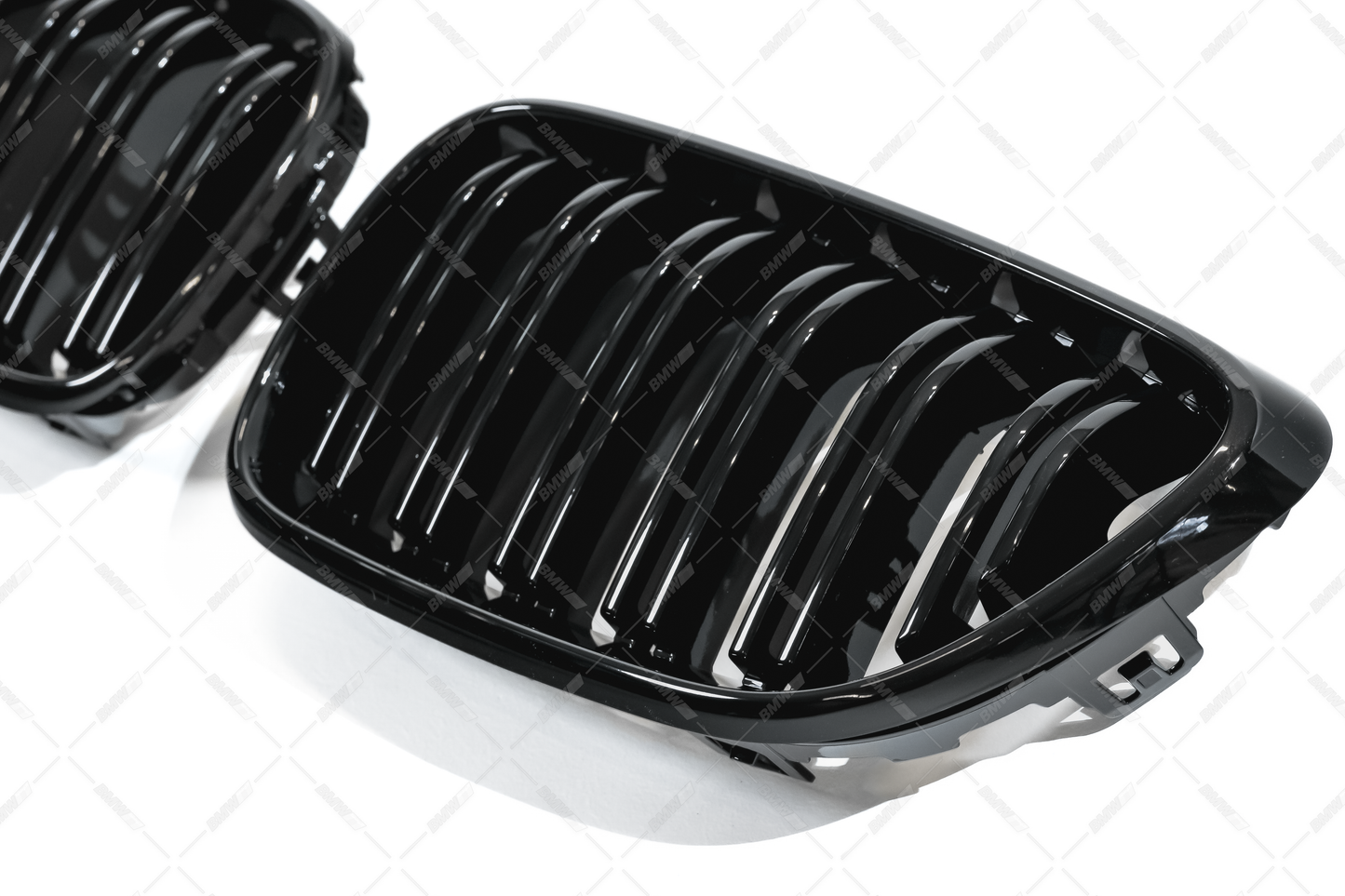 BMW F22 F23, kiiltävän mustat M-Look munuaiset