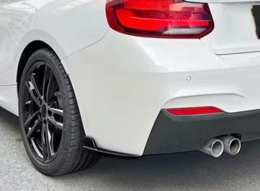 BMW F22 F23, Takapuskurin kiiltävän
mustat lisäpalat, kulmasplitterit